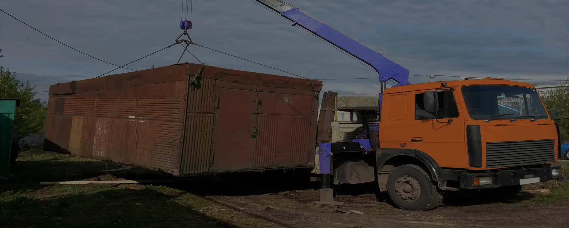 Оставить заявку для расчета цены на доставку железных гаражей пеналов по России из Новодеревянковской специализированным транспортом